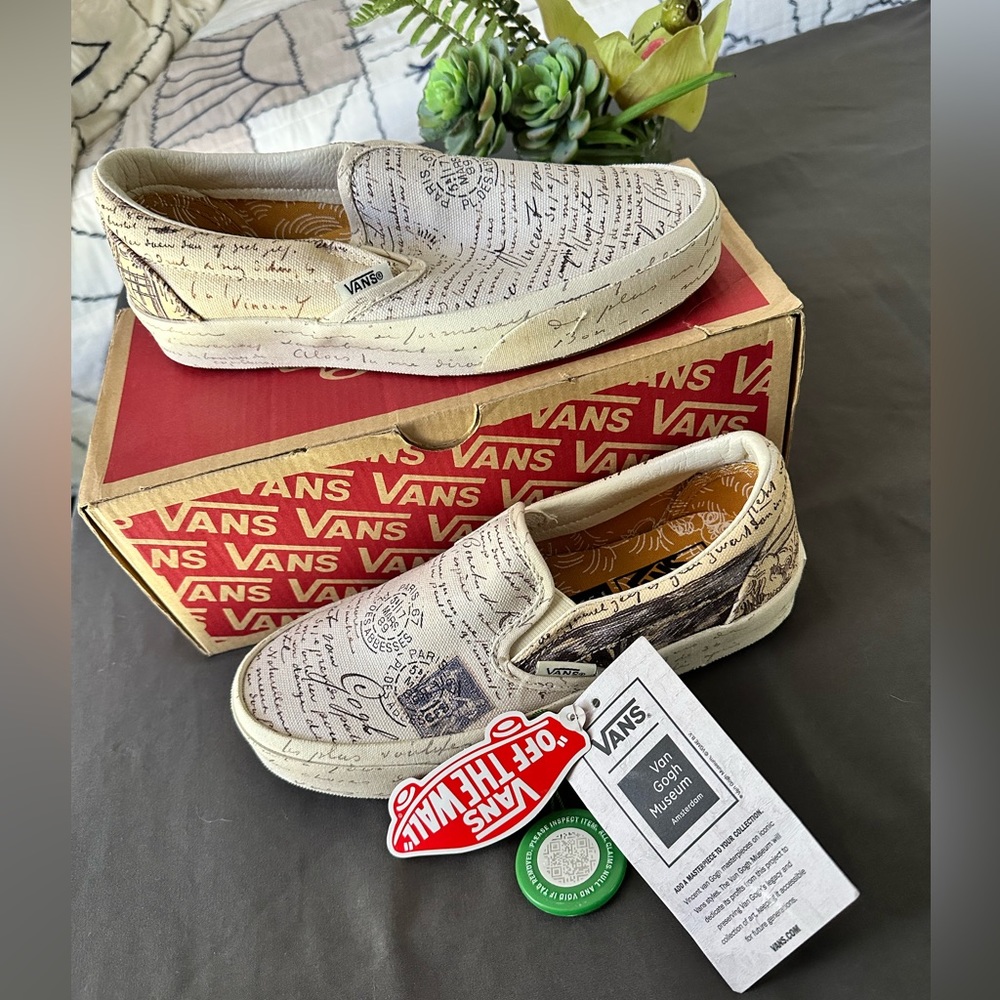 Limited edition, new in box ! 
(Vincent Van Gogh ) 
Women (5.0)
Men (3.5)